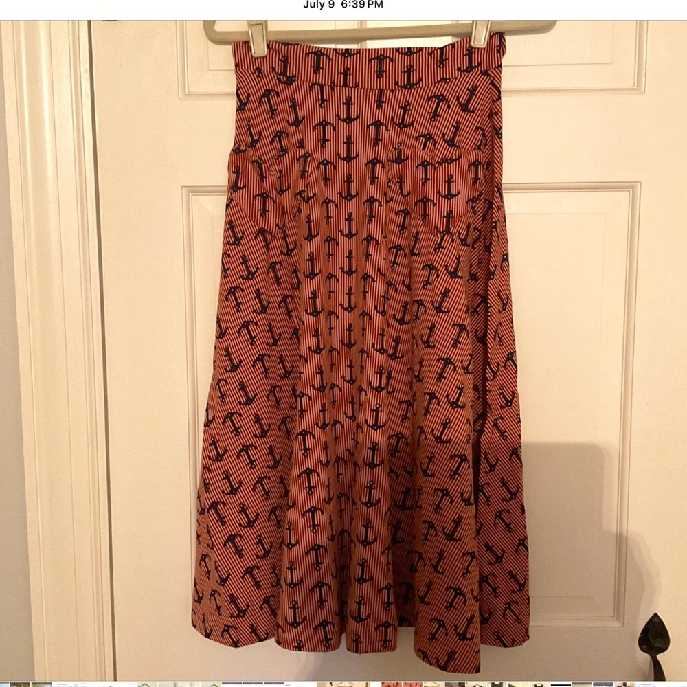 Fit and flare anchor design skirt